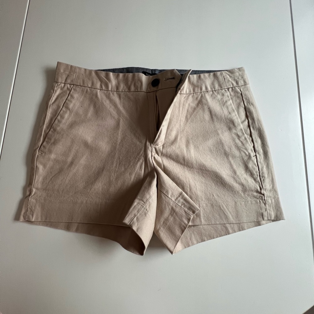 Banana Republic stretchy chino short, Hampton for, size 4.